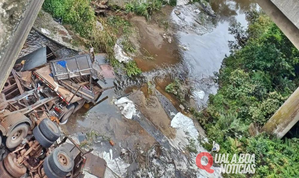 Carreta tomba sobre ponte na BR-376 e semirreboques caem em rio