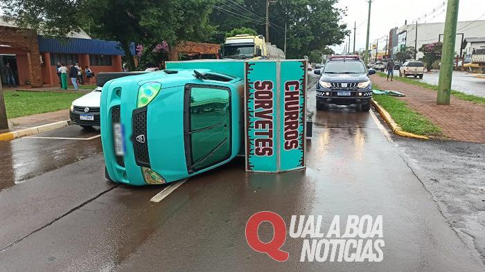 Carro do churros colide contra caminhão no Jardim Coopagro, em Toledo