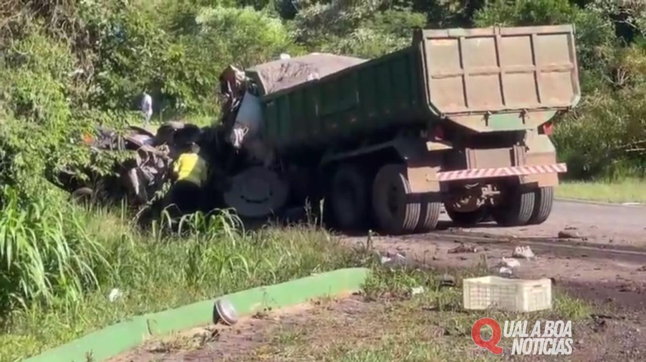 Casal morre após bater caminhonete contra caminhão caçamba na BR-163