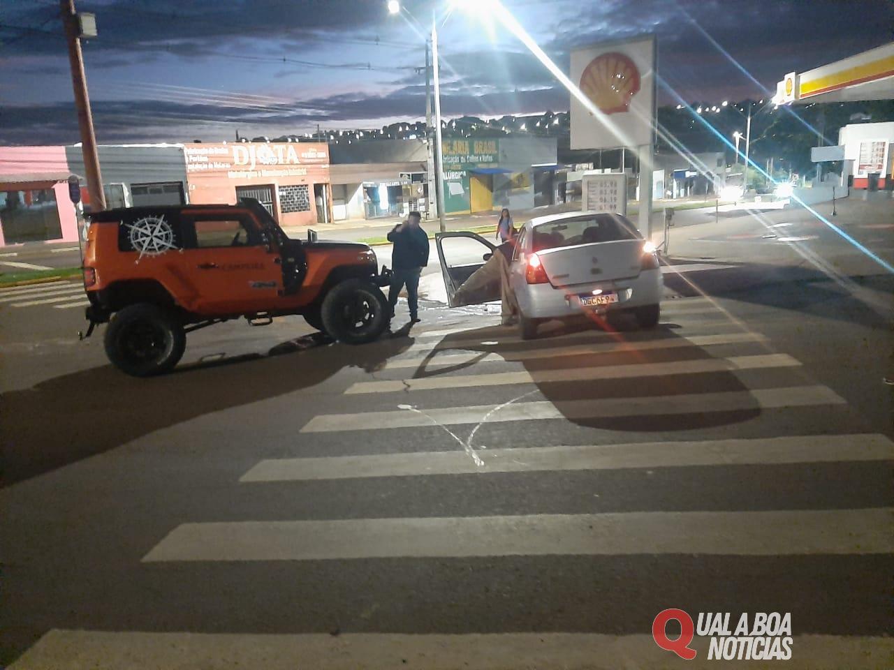 Colisão de trânsito envolvendo Jeep e Renault Clio é registrado na Av. Maripá em Toledo