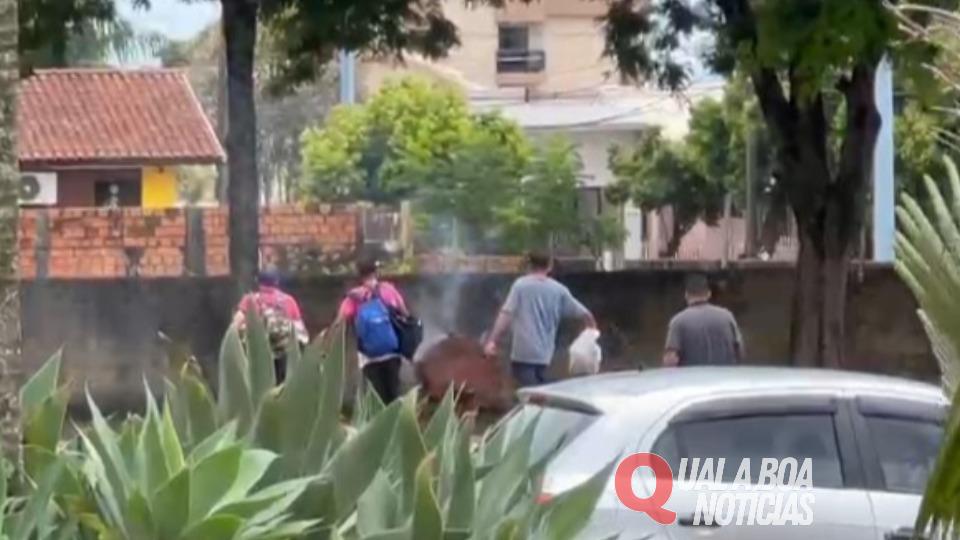 Em Toledo: Grupo em situação de rua faz churrasco na praça da Igreja Menino Deus