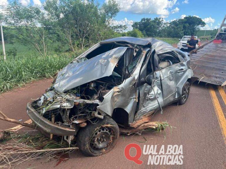 Homem fica ferido após carro bater contra árvores na PR-486, em Assis Chateaubriand