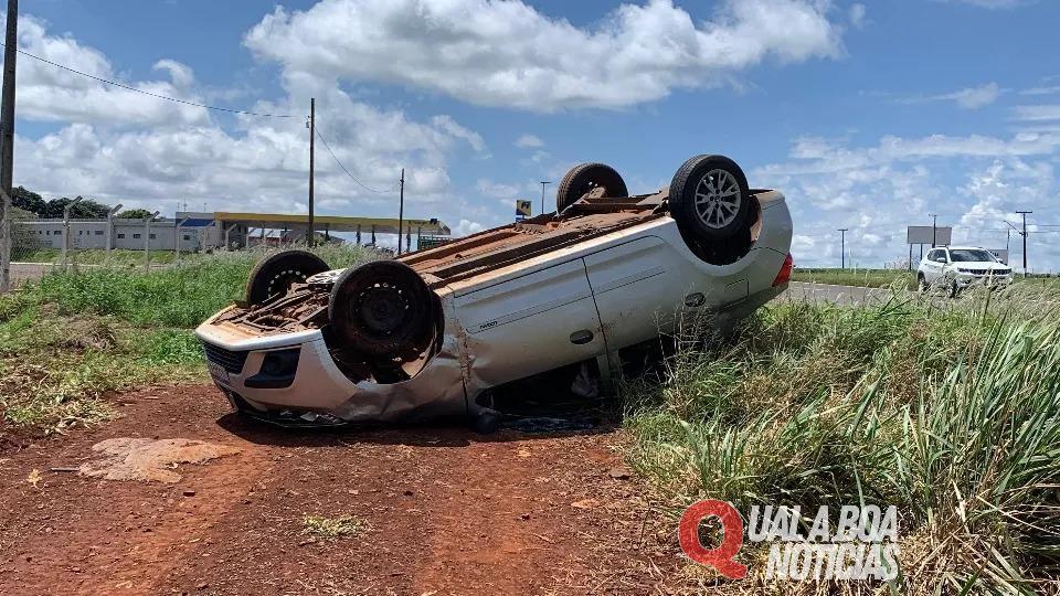 Homem perde o controle da direção e carro capota na BR-163, em Cascavel