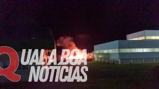 Incêndio de grandes proporções atinge fábrica em núcleo industrial na BR-277 em Cascavel