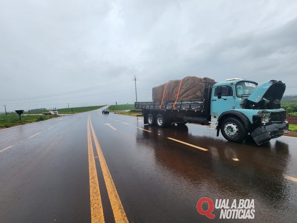 Marechal Rondon: Trevo movimentado da PR-970 registra colisão entre caminhonete e caminhão