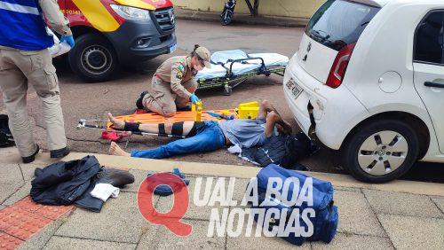 Motociclista é jogado para de baixo de carro após batida com caminhão