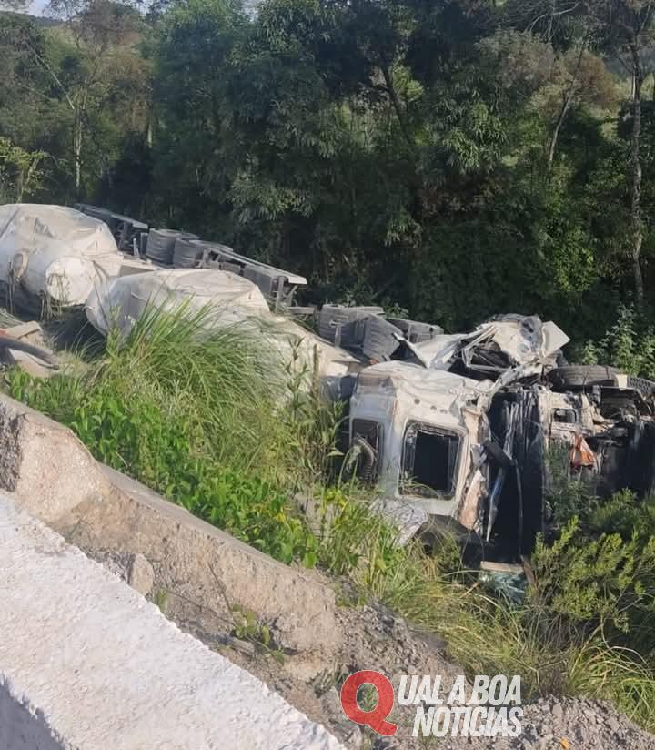 Motorista fica em estado grave em acidente na BR-476; Caminhão carregado com cimento tomba
