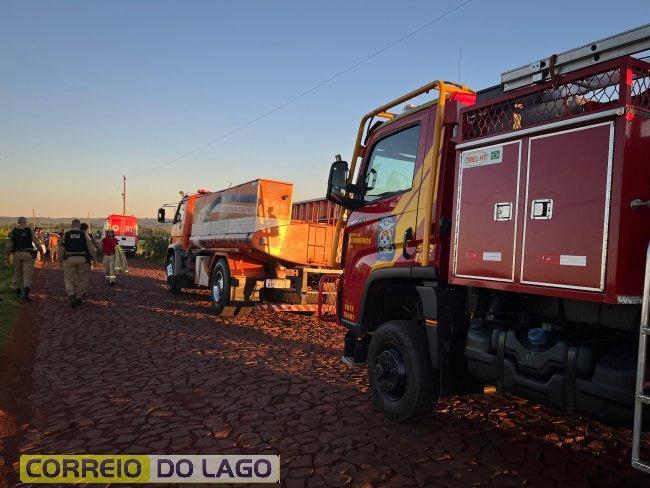 Motorista fica preso em caminhão após tombamento em estrada no interior de Santa Helena