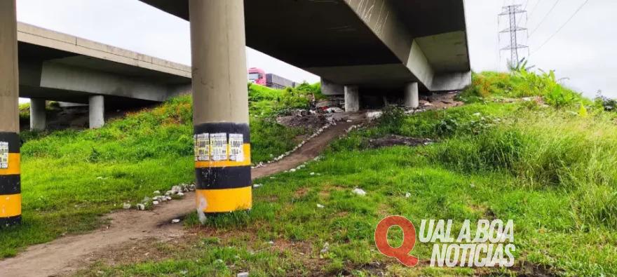 Mulher é encontrada morta enrolada a saco plástico, embaixo de viaduto em Curitiba