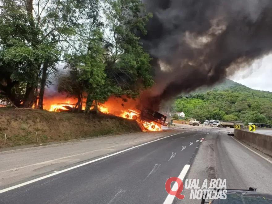No Litoral: Acidente entre caminhões na BR-277, interdita totalmente rodovia em Morretes