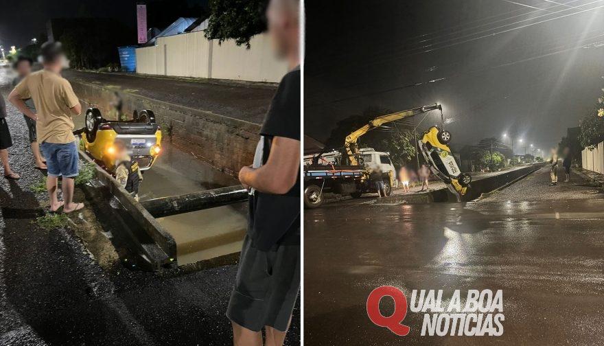 No Paraná: Viatura capota e cai em córrego durante perseguição a motociclista