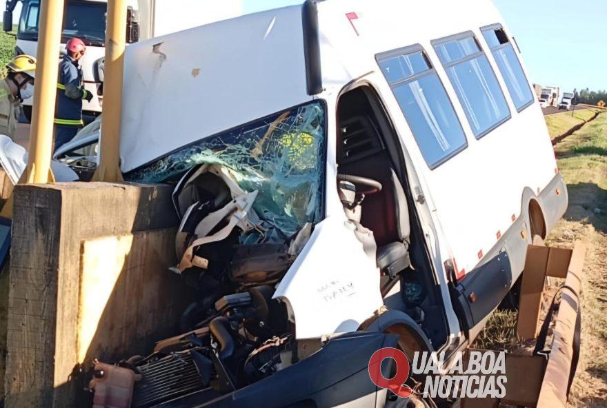 Padre morre e outras sete pessoas ficam feridas na PR-317 em acidente com van