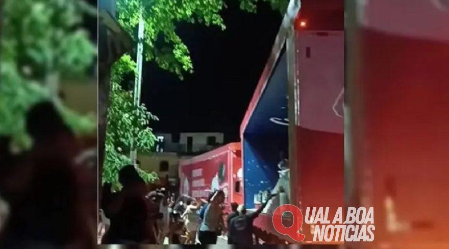 Papai Noel da Coca-cola é apedrejado e caravana de Natal acaba mais cedo