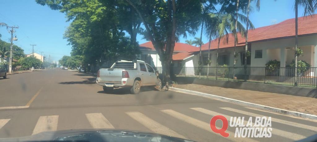 Veículo da Prefeitura de Maripá colide contra árvore no centro da cidade