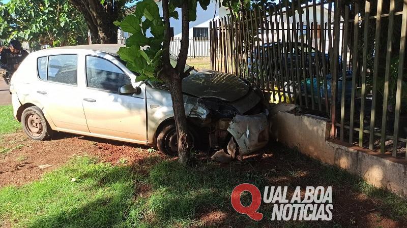 Veiculo sobe na calçada e atinge cerca de uma residência durante acidente no Jardim Panorama, em Toledo