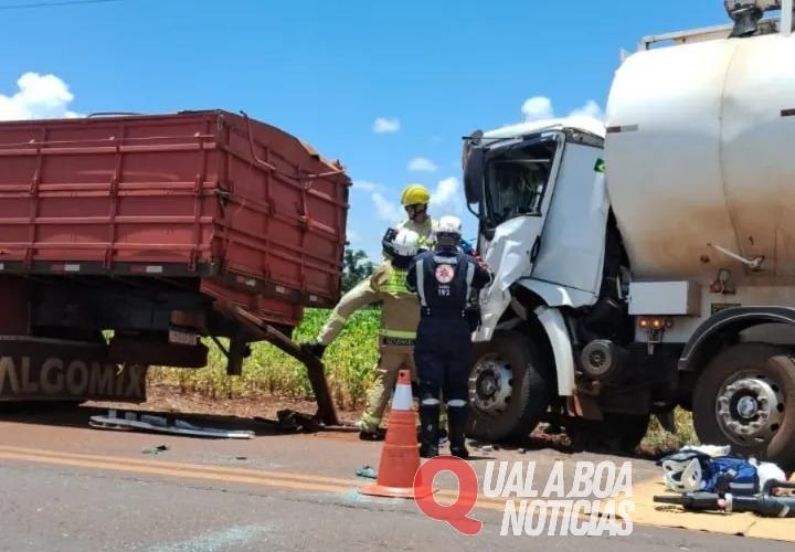 Acidente entre caminhões na PR-364 deixa motorista preso às ferragens, em Palotina