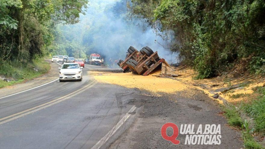 Após tombar caminhão pega fogo na BR-153 e bloqueia a pista por cinco horas