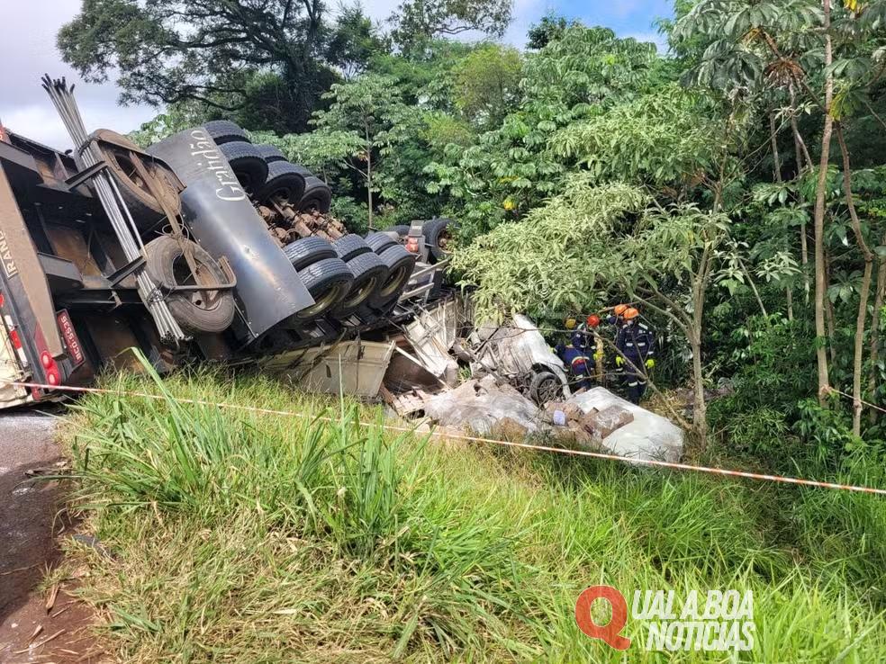 Caminhão tomba sobre carro na BR-369 e mata técnica de enfermagem do Consamu