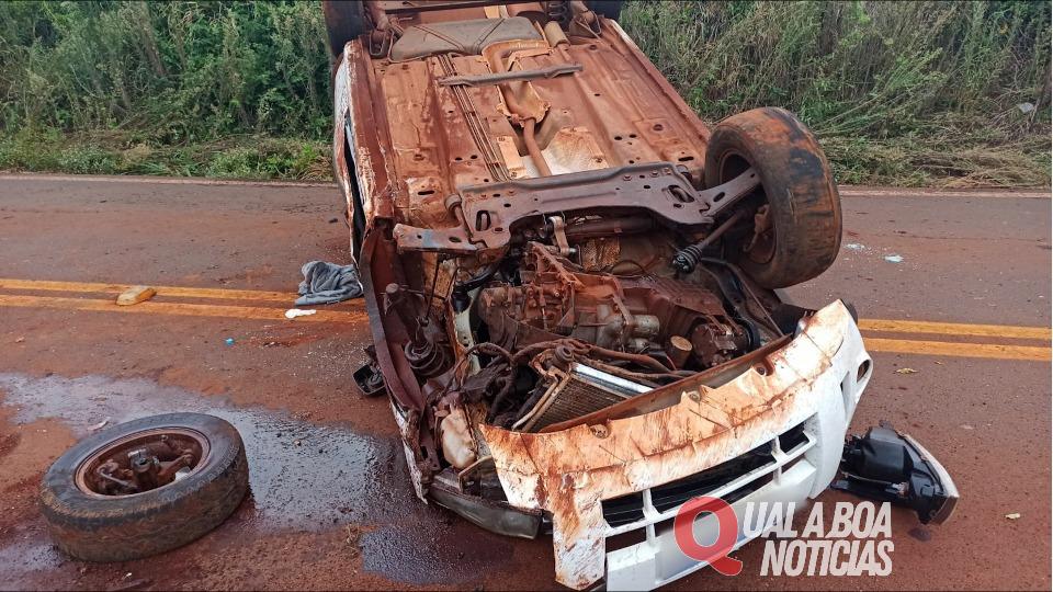 Carro colide contra barranco e capota em Toledo; Mulher fica ferida