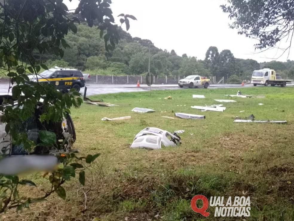Carro funerário capota no PR, e corpo que era transportado é ejetado do veículo