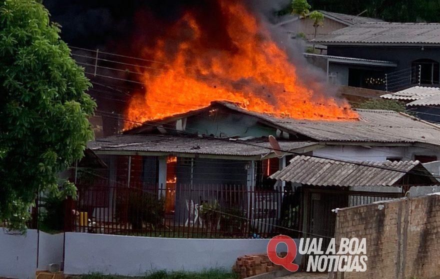 Casa fica destruída em incêndio criminoso em Cascavel