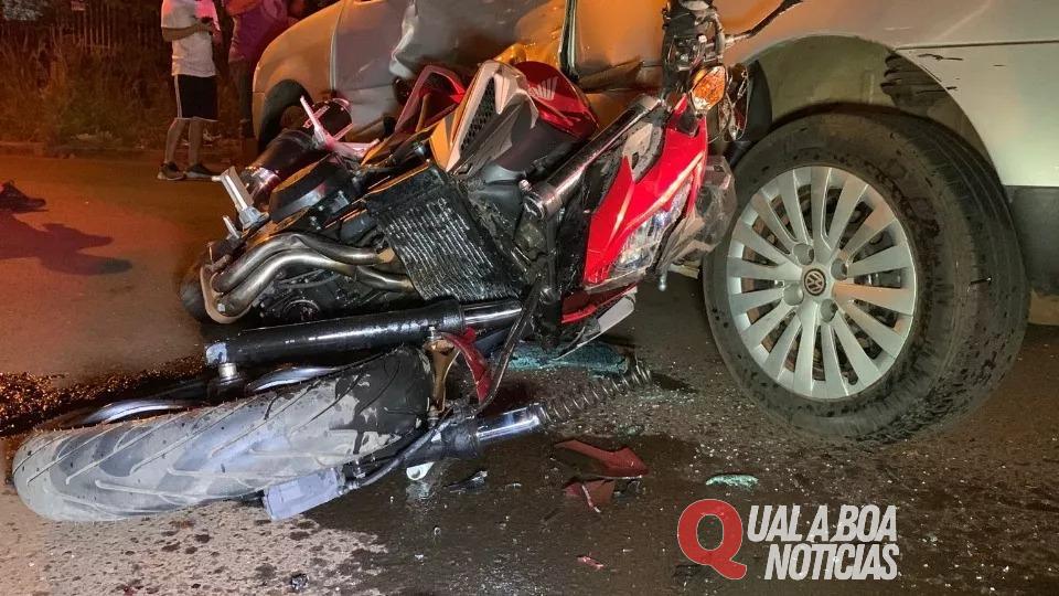 Colisão contra carro deixa motociclista ferida, em Cascavel