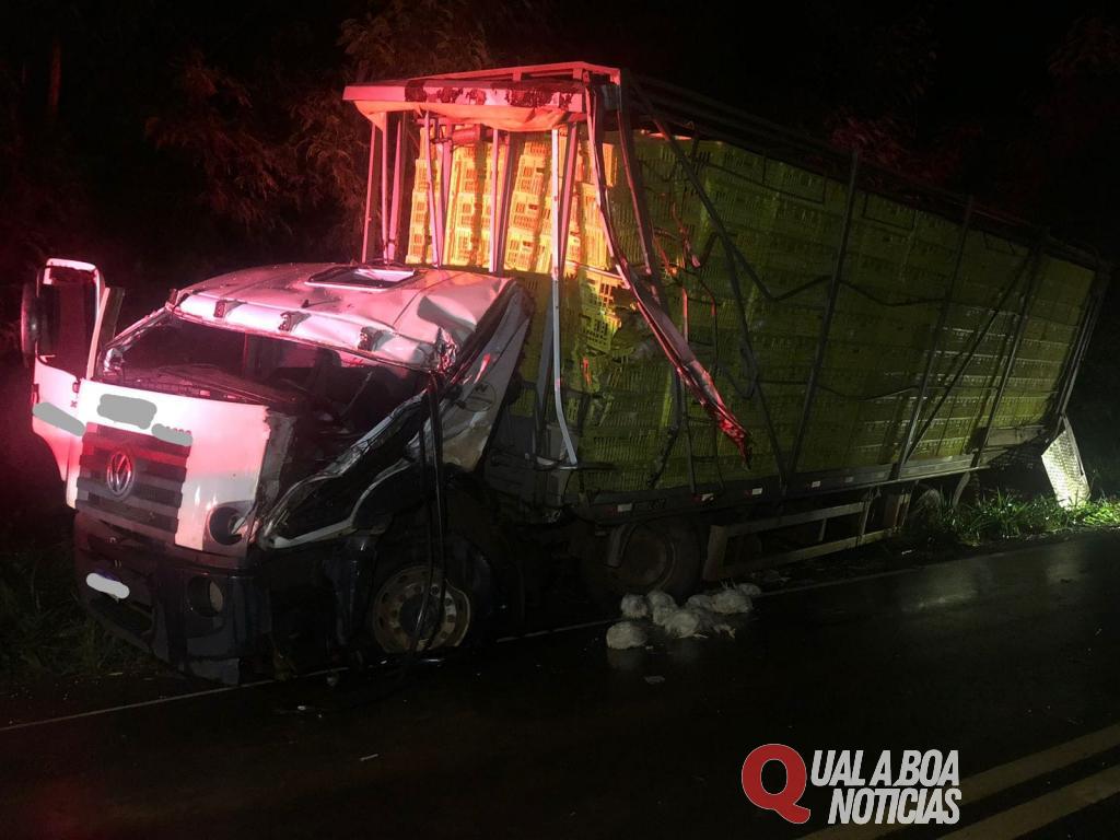 Colisão entre entre dois caminhões na PR-317 deixa uma pessoa ferida