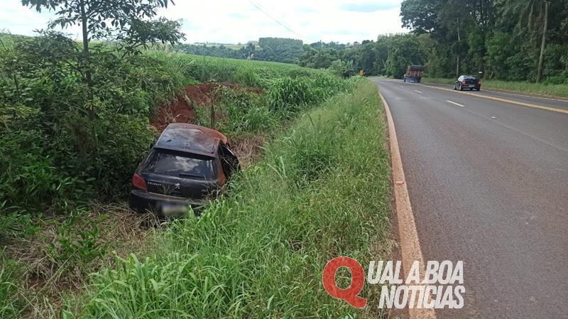 Denúncia: Veículo abandonado está a 3 dias em valeta na PR-317 entre Toledo e Bragantina