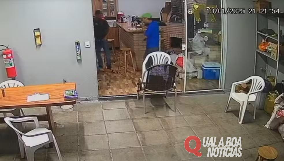Em Cascavel: Câmera de segurança registra, assaltante comendo carne durante assalto