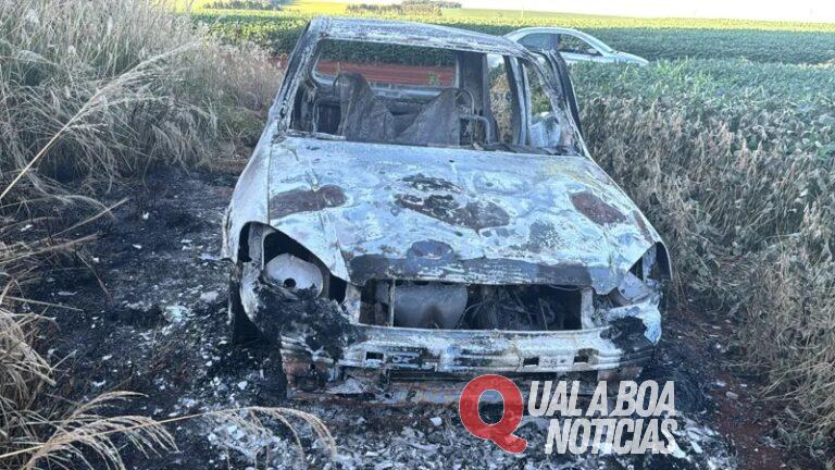Em Cascavel: Carro incendiado é encontrado em área rural