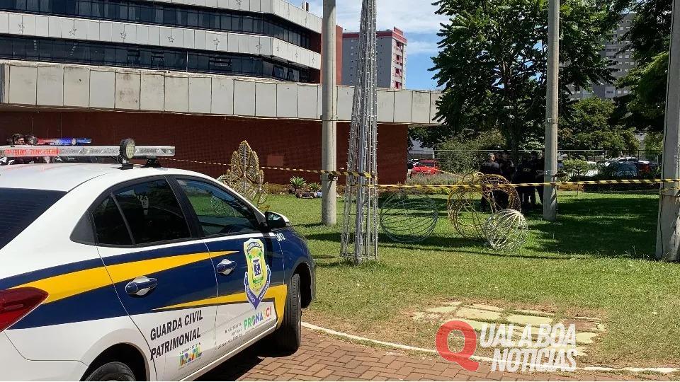 Em plena luz do dia: Homem é morto a tiros em frente à Prefeitura de Cascavel