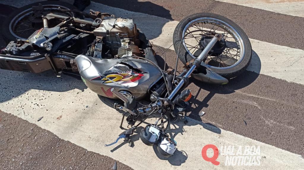Em Toledo: Moto para embaixo de veículo em acidente na Vila Pioneiro; Condutor sofre fraturas
