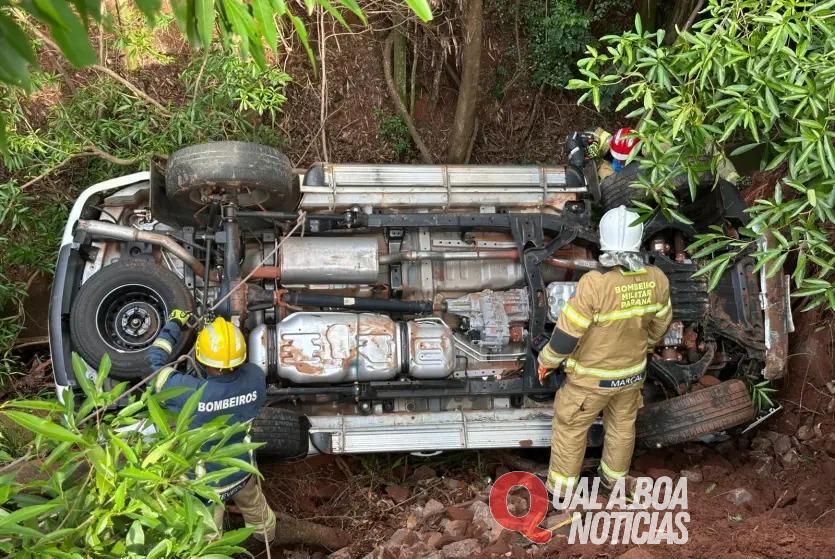 Em Umuarama: Veículo cai em ribanceira na PR-323; Três ocupantes estava no carro