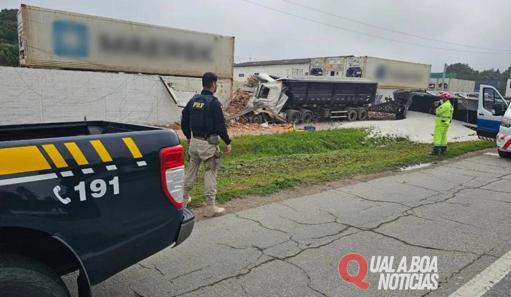 Motorista morre em colisão de caminhão contra muro na BR-277, no Paraná