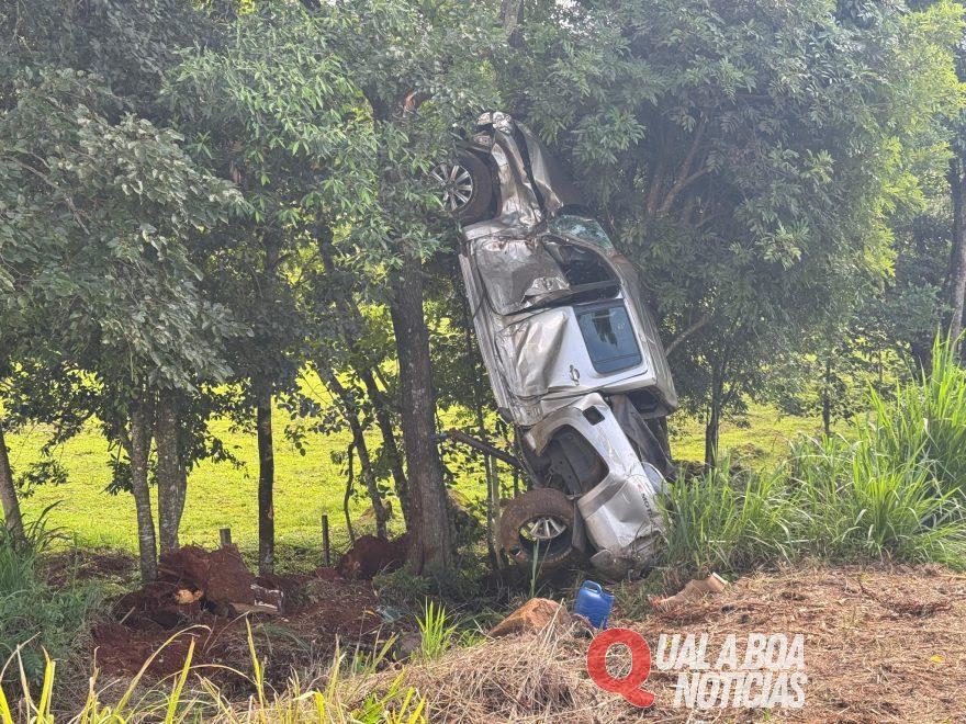 Na PR-566: Caminhonete fica escorada em árvore após acidente