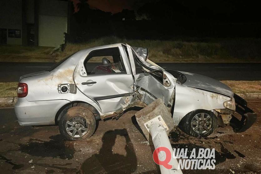 Na Região: Jovem de 24 anos, fica ferido ao bater carro em poste de canteiro central