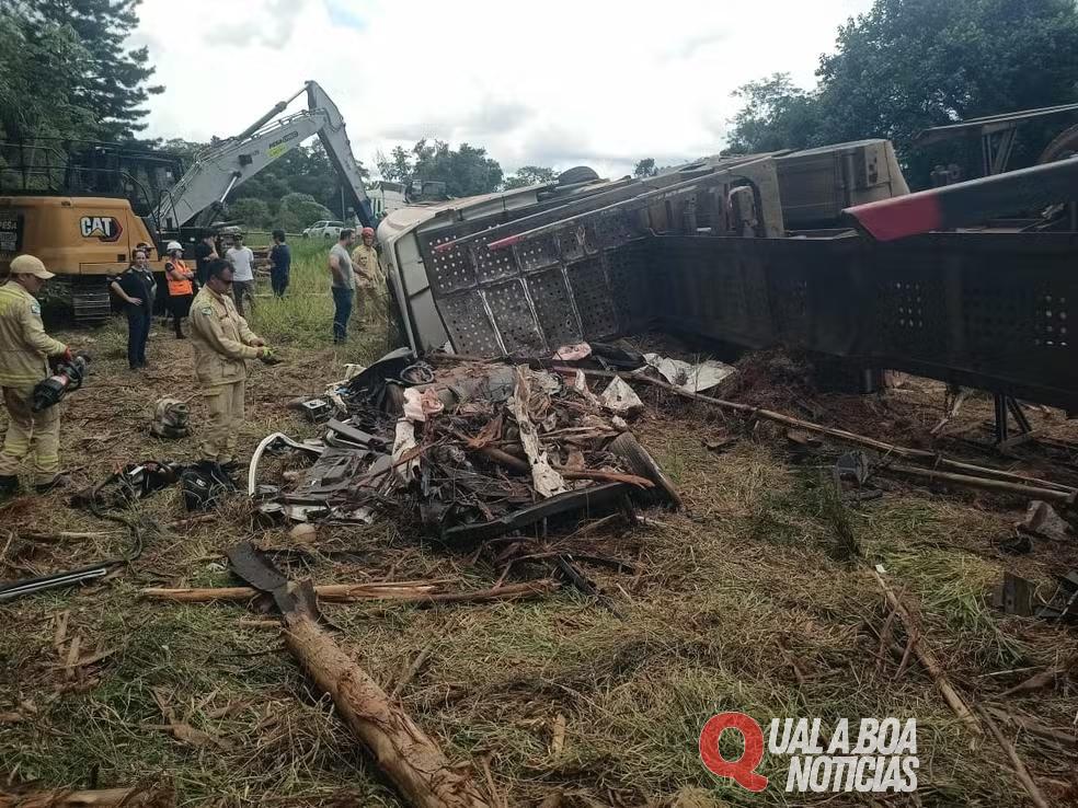 No Paraná: Durante remoção de caminhão de carga de toras que havia tombado após acidente PR-340; Carro com três mortos é encontrado