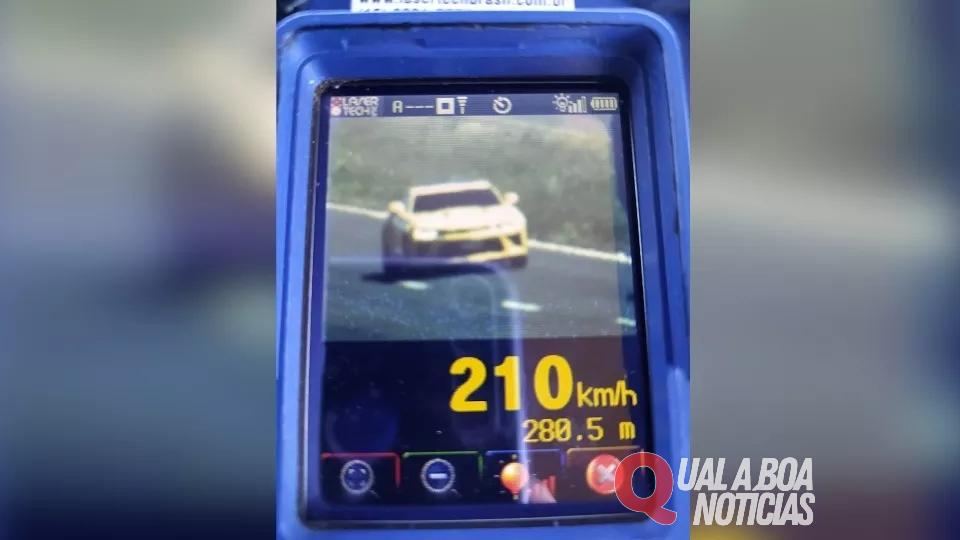 PRF flagra Camaro ultrapassando o limite de velocidade na BR-467, em Cascavel