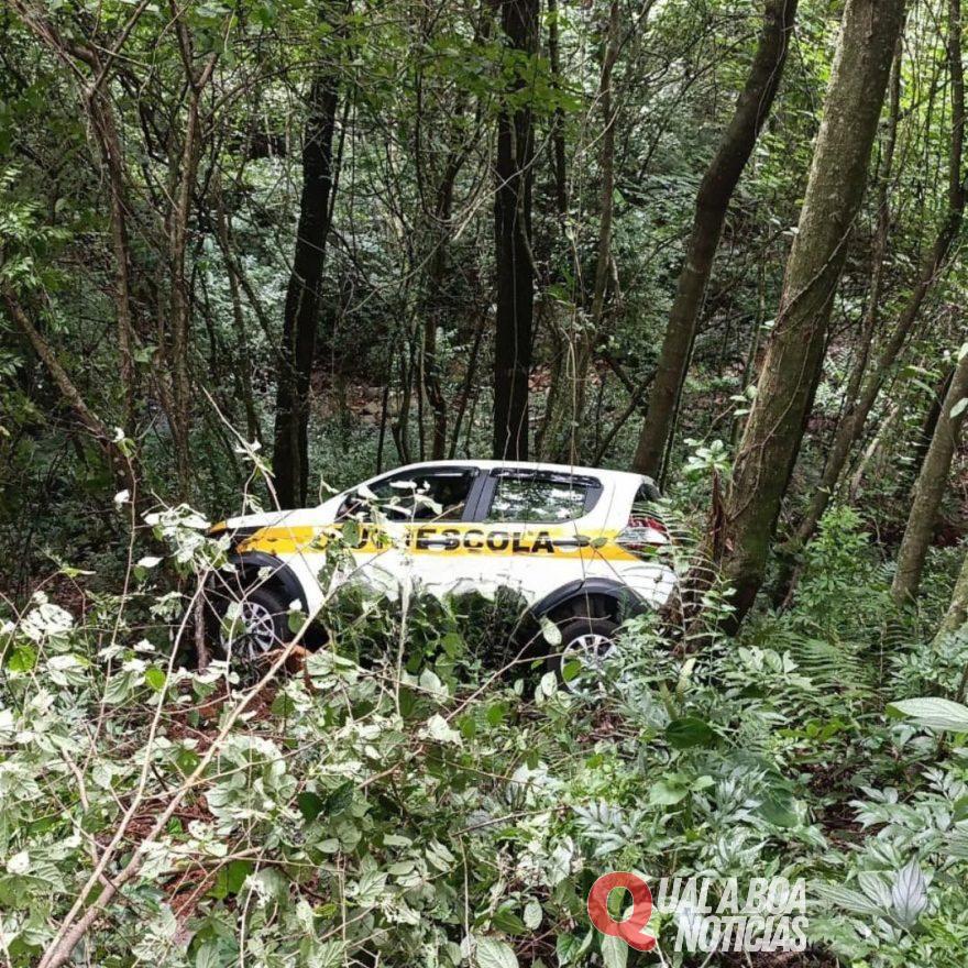 Reprovado: Ladrão rouba carro de Auto Escola, cai em barranco e bate contra árvores