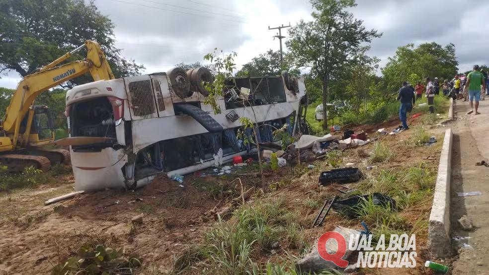 Sete pessoas morrem e 15 ficam feridas na BR-135, após ônibus tombar