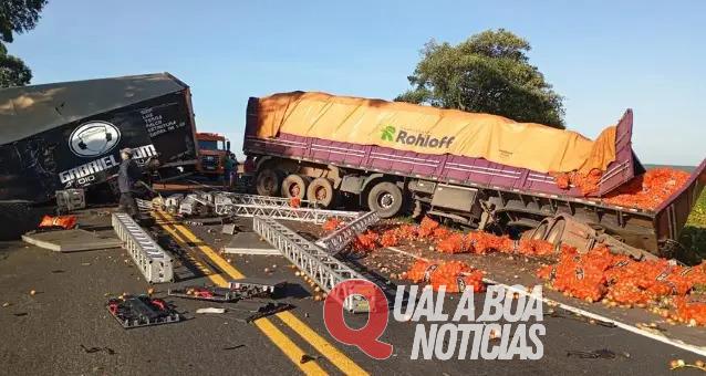 Acidente na PR-092, entre caminhão e carreta, deixa dois mortos, na Região