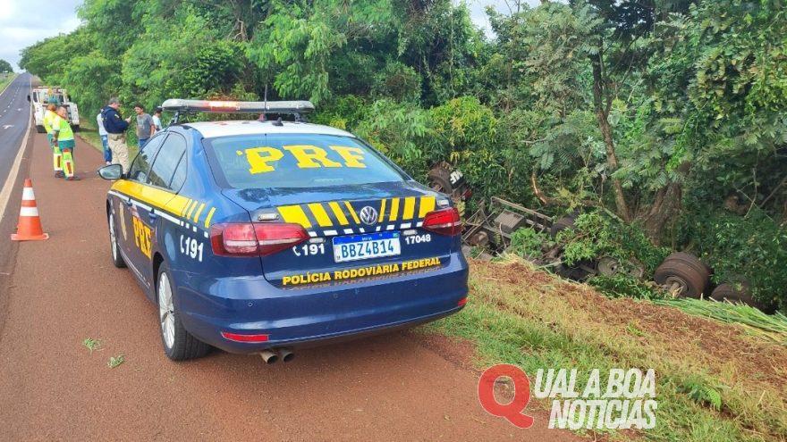 Caminhão carregado com cimento tomba na BR-277; condutor perde a vida