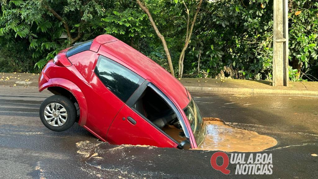 Carro afunda em buraco no asfalto enquanto pai levava filho para a creche