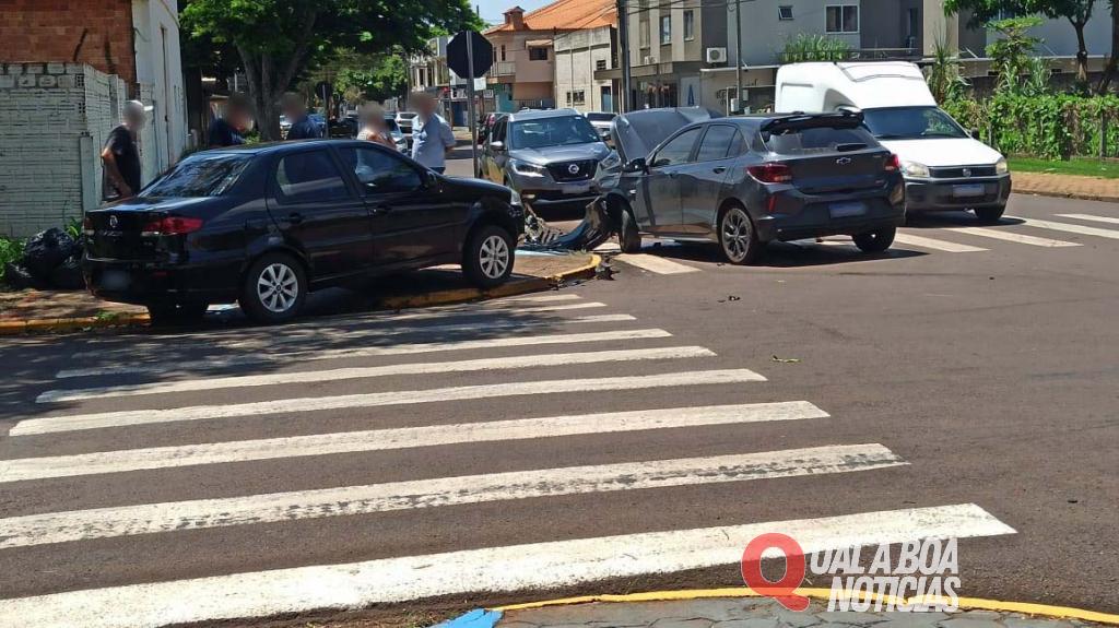 Colisão é registrada na Vila Industrial em Toledo; Carro roda na pista e para sobre calçada