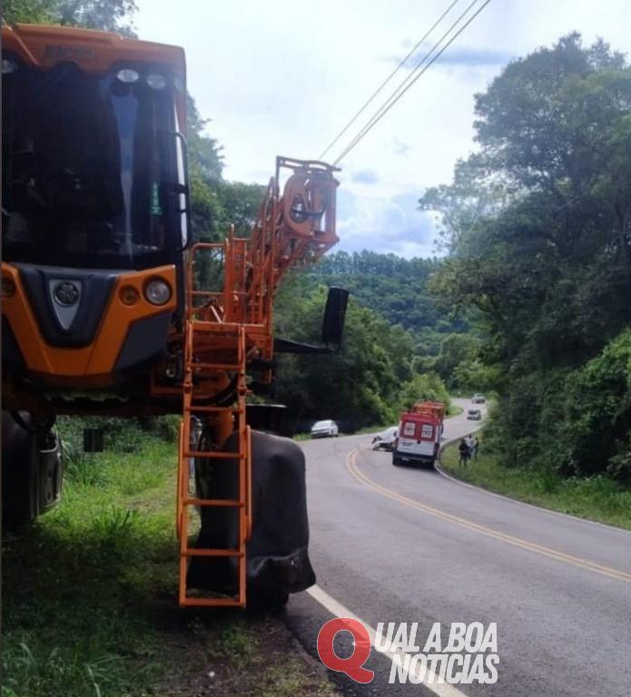 Colisão entre carro e máquina agrícola é registrado na PR-281; Condutor fica ferido