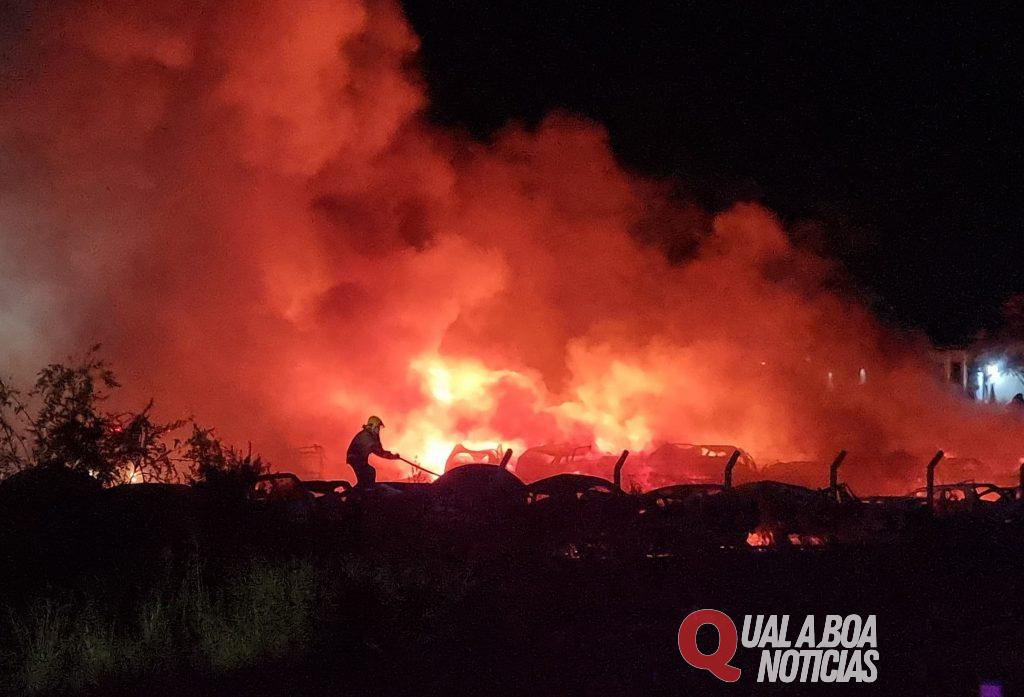 Incêndio de grandes proporções é registrado no pátio do Detran, em Cascavel