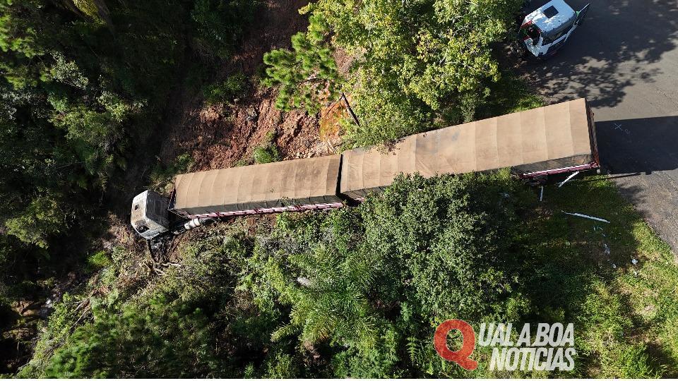 Na região: Caminhão cai de mirante na Serra da Esperança na BR-277 e cabine pega fogo