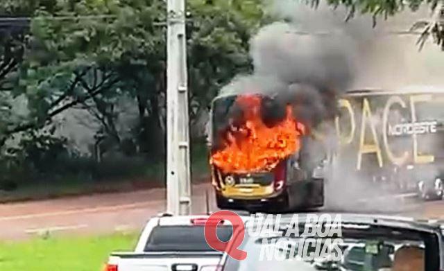Ônibus da Expresso Nordeste pega fogo e Corpo de Bombeiros é acionado