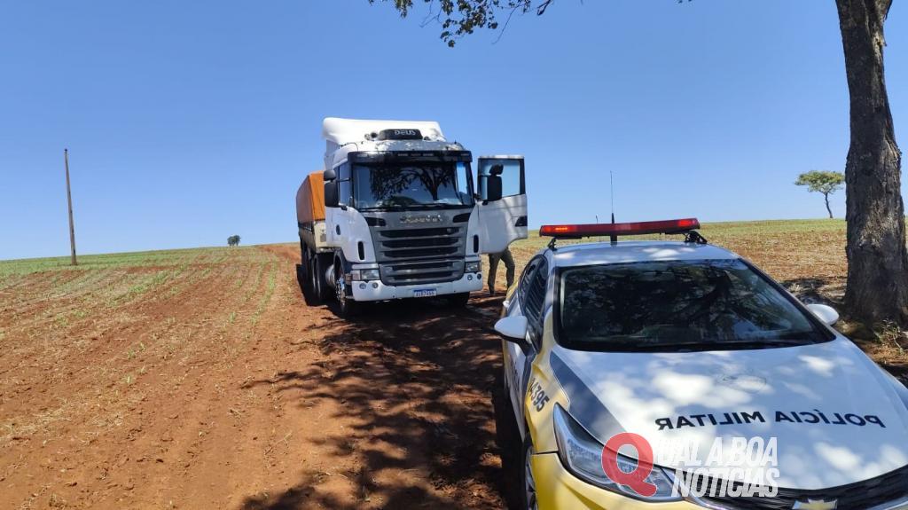 PM apreende caminhão abandonado com 550 caixas de cigarro contrabandeado em Guaíra
