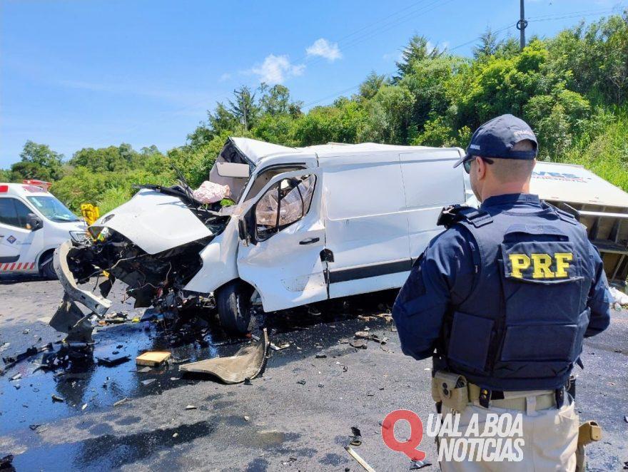 PRF confirma duas mortes na BR-277 em grave acidente entre van e caminhão, no Paraná